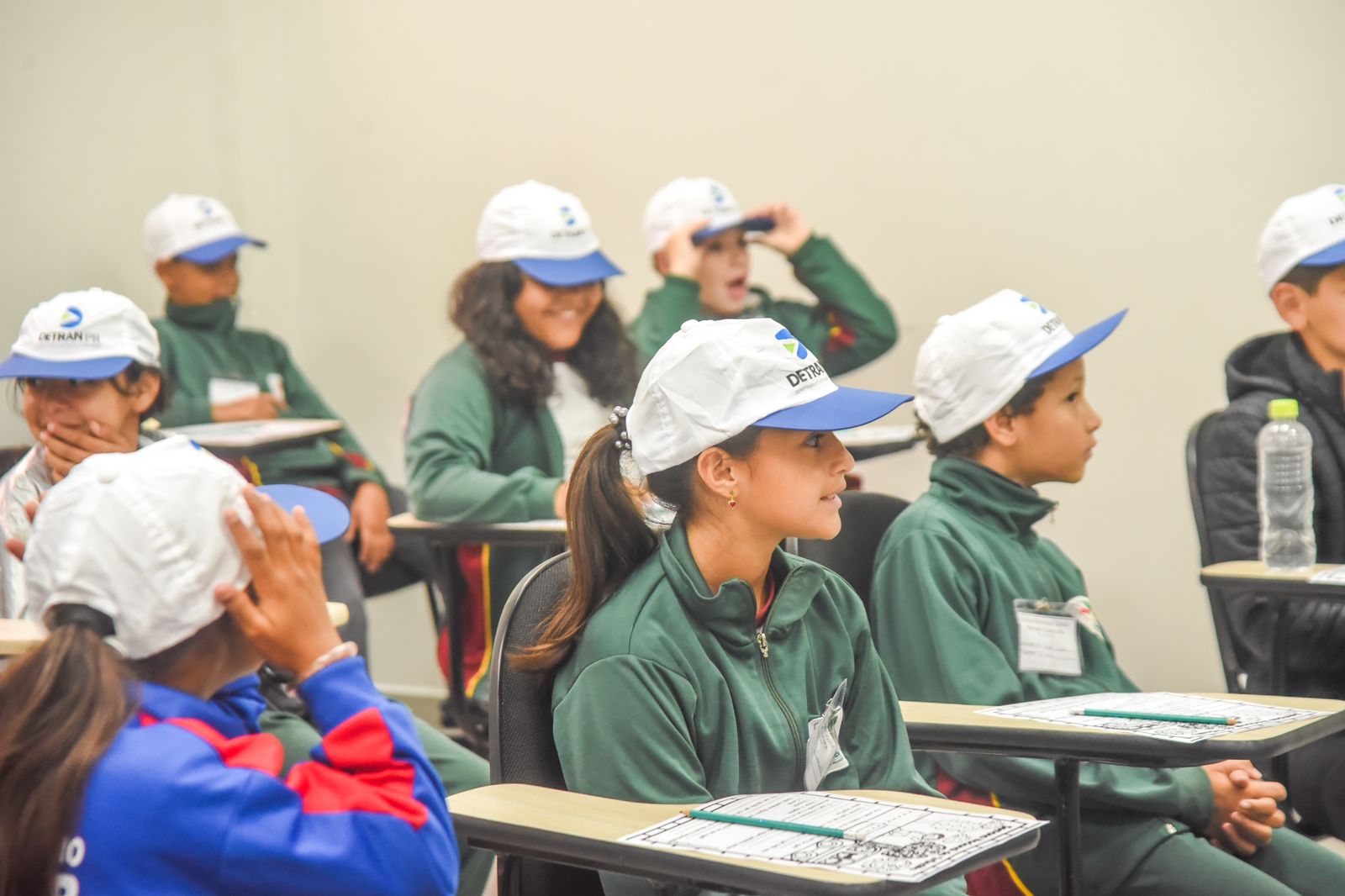 Entre as ações Atividade educativa simula, com óculos 3D, riscos no trânsito.