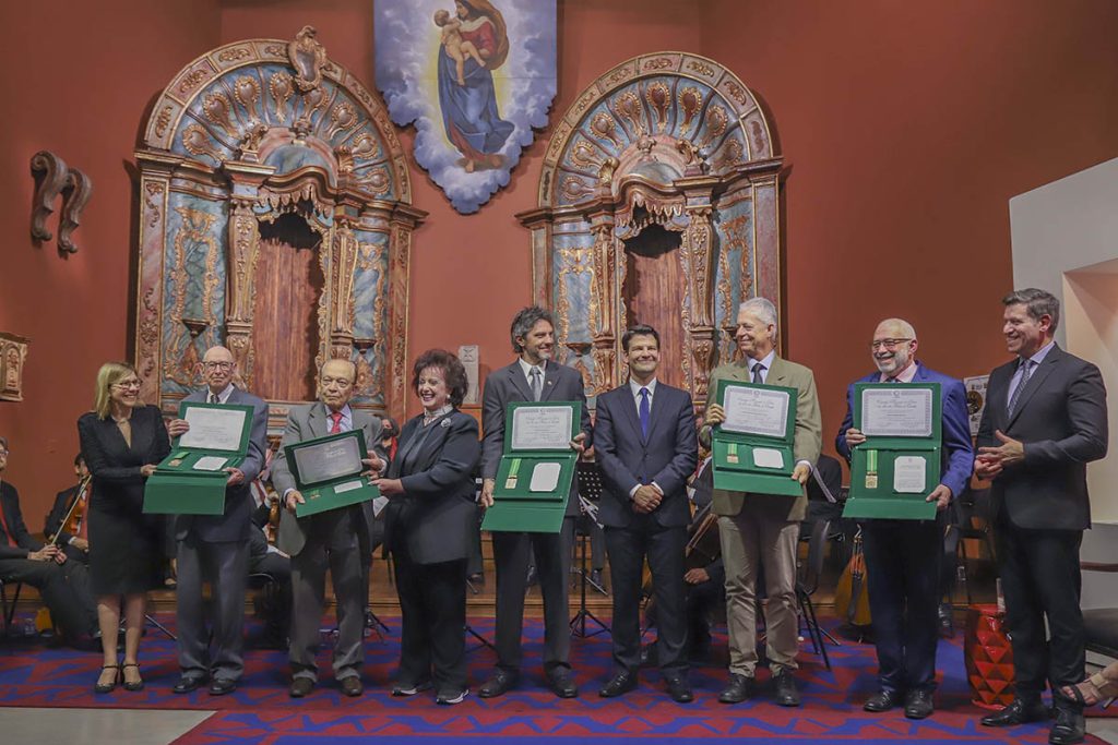 Primeira-dama Margarita Sansone e homenageados durante entrega da medalha da Ordem da Luz dos Pinhais no Memorial de Curitiba  - Foto: Daniel Castellano / SMCS