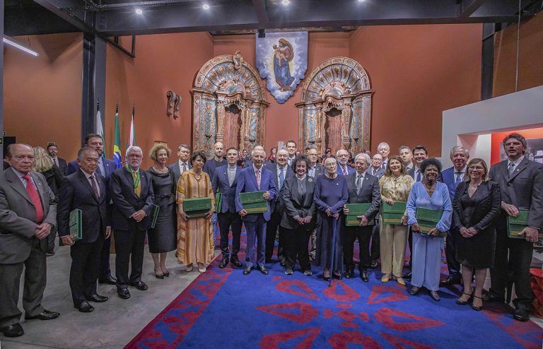 Prefeito Rafael Greca, primeira-dama Margarita Sansone e homenageados durante entrega da medalha da Ordem da Luz dos Pinhais no Memorial de Curitiba - Foto: Daniel Castellano / SMCS