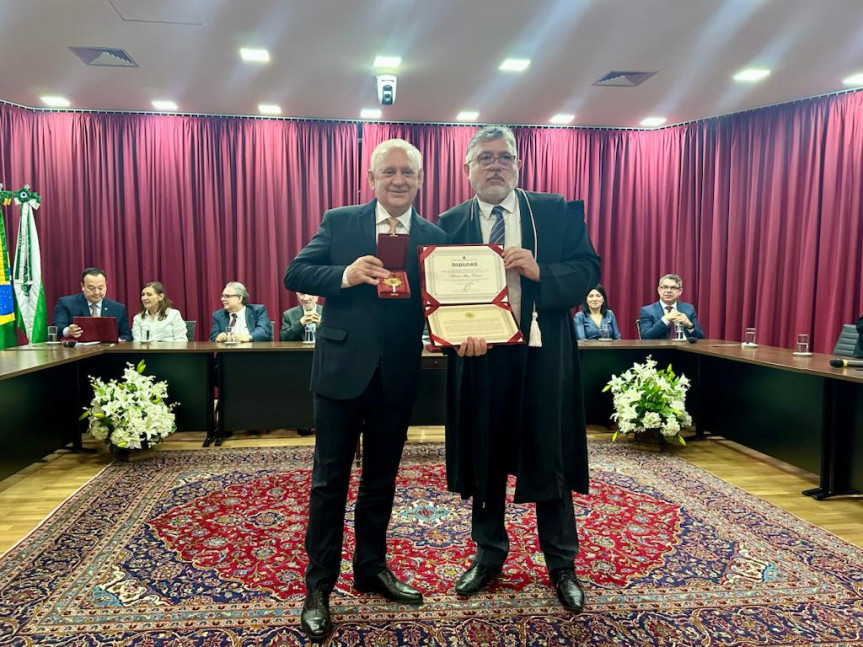 O presidente da Assembleia Legislativa do Paraná, deputado Ademar Traiano (PSD), recebeu a mais alta honraria da Justiça Eleitoral do estado. - foto: Dálie Felberg/Alep
