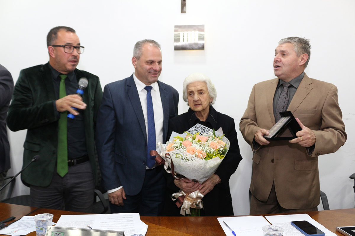 O prefeito de Almirante Tamandaré Gerson Colodel acompanhado do seu vice Daniel Lovato participou da sessão especial de entrega de Título de Cidadão Benemérito a Sra. Floripa Perussi Lovato (Dona Nena) na Câmara Municipal de Almirante Tamandaré. Crédito das fotos: SMCS