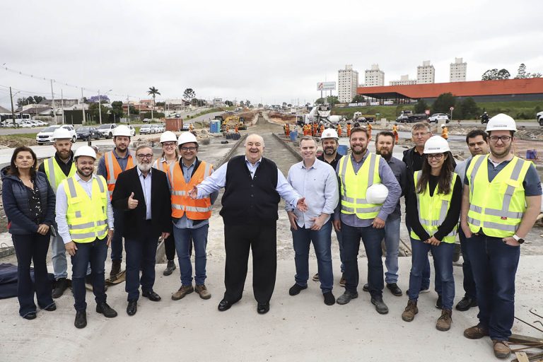 Prefeito Rafael Greca acompanhado do secretário de obras, Rodrigo Rodrigues e vereadores, vistoria andamento das obras na linha verde, sentido Bacacheri ao Atuba. Foto: José Fernando Ogura/SMCS