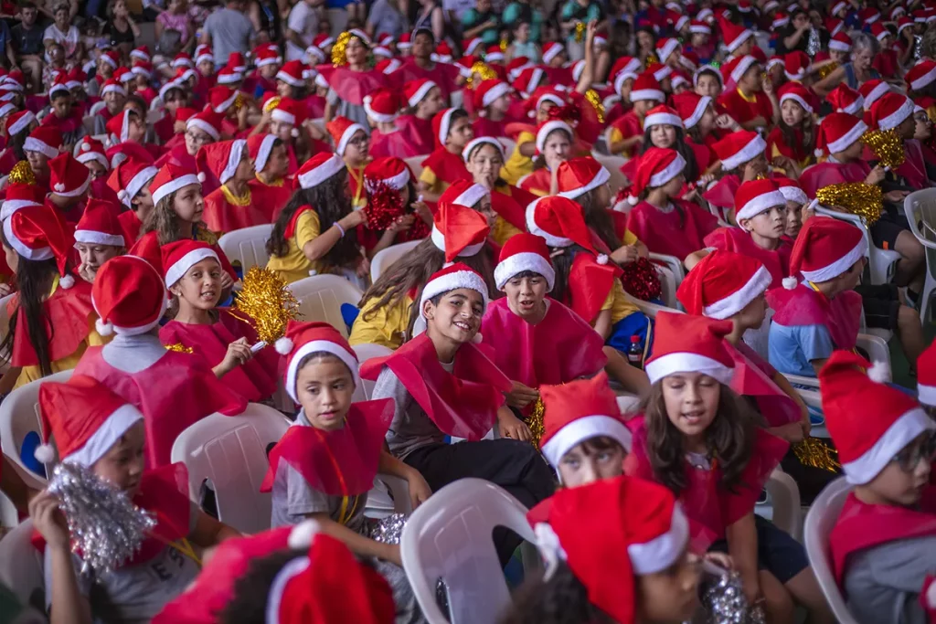 O Natal do Cajuru também contou com a presença do boneco gigante de São Francisco, do Curitibinha e do Papai Noel. fotos: Daniel Castellano / SMCS