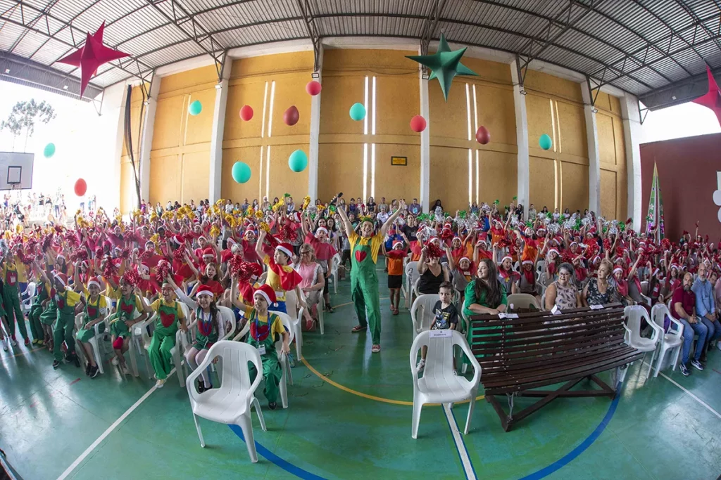 A quadra de esportes foi tomada com a presença dos alunos das Escolas MunicipaisDona Lula, Maria de Lourdes Pegoraro, Marumbi, João Macedo Filho, Profº Enéas
Marques e Madre Antônia.  fotos: Daniel Castellano / SMCS