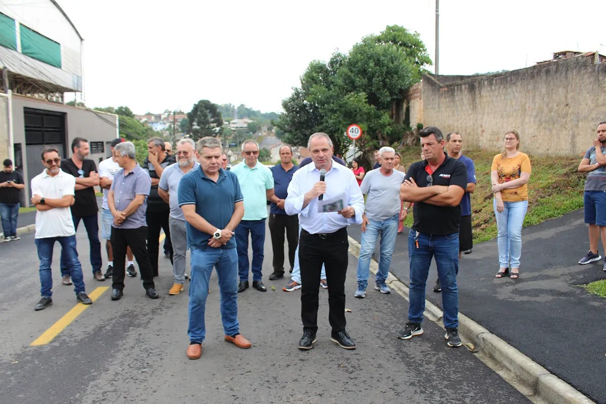 Prefeito Gerson Colodel e vice Daniel Lovato durante a cerimônia de entrega das ruas pavimentadas. Crédito das fotos: SMCS