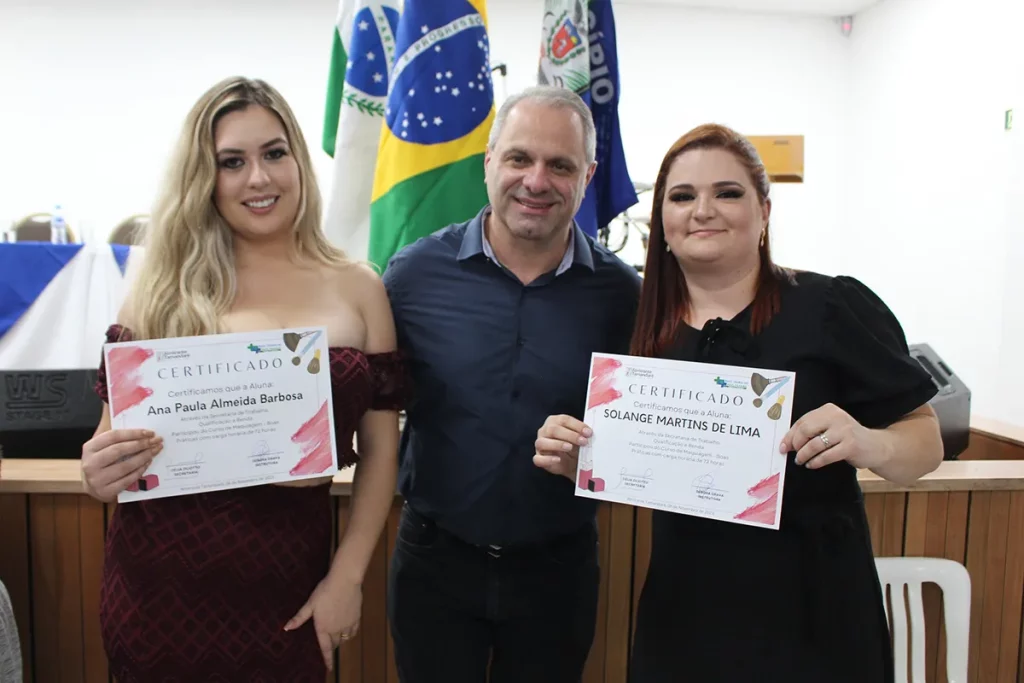 Prefeito Gerson Colodel durante a cerimônia de entrega de certificados aos alunos.