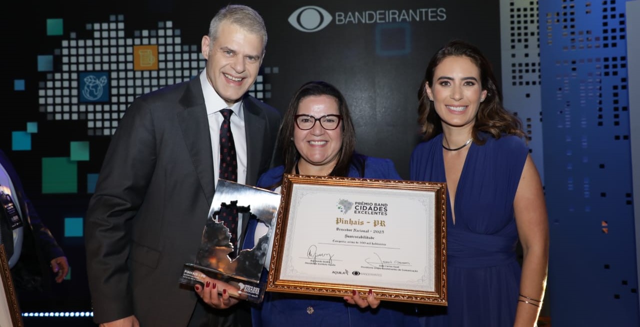 A prefeita Rosa Maria foi chamada ao palco do evento para receber o troféu promovido pelo Grupo Band. Crédito da foto: SMCS