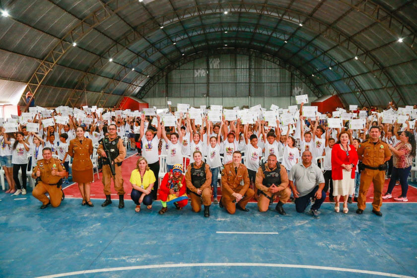 Além dos alunos, seus familiares, diretoras, professores e amigos, também estiveram presentes o Comandante do 29º BPM Major Gil Alessandro , Primeira Dama e Secretária de Desenvolvimento, Creusa Nogueira Fróes e demais autoridades. Fotos: SMCS